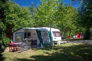 2 Camping Lascaux Vacances - emplacement caravane